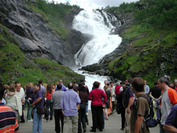 Kjosfossen der togene stopper ved utsiktsplattformen. Foto: Njål Svingheim)